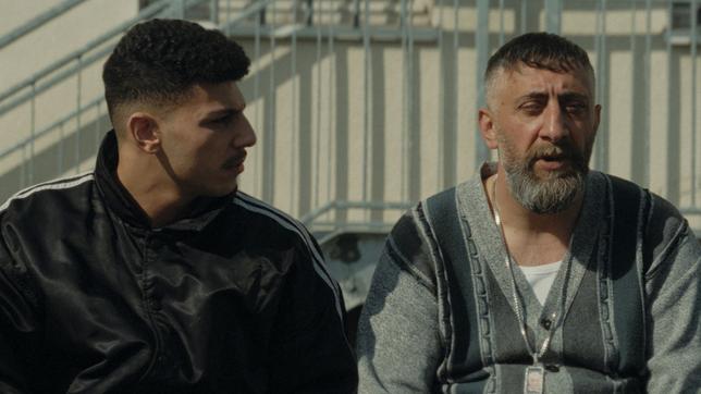 Bild: ARD Degeto/Pantaleon Films GmbH/Simon Dat Vu (Repro) Momo (Xidir – Alian Koder, li.) hat Respekt vor dem Knast-Paten (Kida Khodr Ramadan).