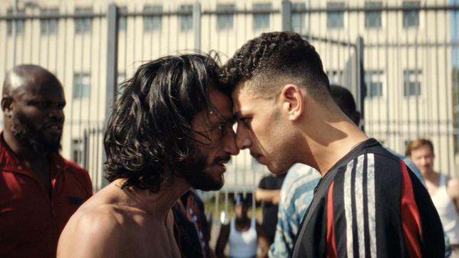 Bild: ARD Degeto/Pantaleon Films GmbH Cousin Sharif (Burak Yiğit, li.) möchte Momo (Xidir – Alian Koder, re.) auf seine Seite ziehen.