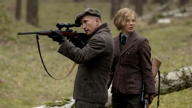 Günter Wendt (Benno Fürmann, li.) mit Malu Seegers (Saskia Rosendahl, re.) auf der Jagd.