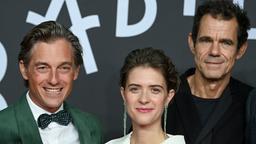 Die Schauspieler und Hauptdarsteller Volker Bruch (l-r) und Liv Lisa Fries sowie Regisseur Tom Tykwer kommen zur Weltpremiere der neuen Staffel der TV-Serie Babylon Berlin in den Delphi Filmpalast. 
