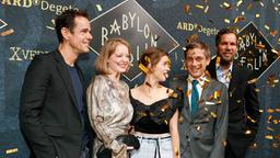 Tom Tykwer, Leonie Benesch, Liv Lisa Fries, Volker Bruch und Achim von Borries bei der "Babylon Nacht" in Berlin.