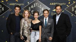 Tom Tykwer, Leonie Benesch, Liv Lisa Fries, Volker Bruch und Achim von Borries bei der "Babylon Nacht" in Berlin.