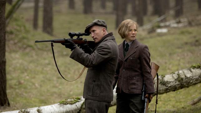 Günter Wendt (Benno Fürmann, li.) mit Malu Seegers (Saskia Rosendahl, re.) auf der Jagd.