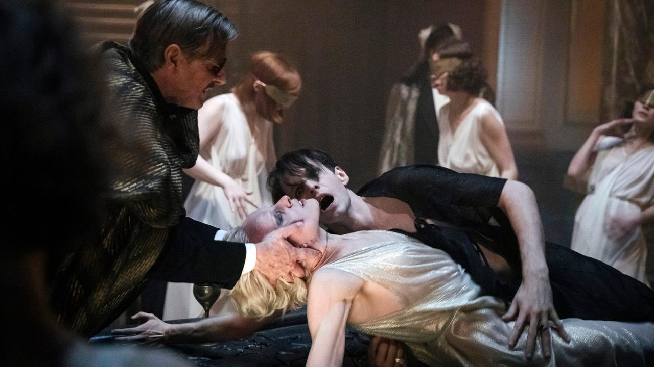 Rath, Charlotte und Böhm besuchen eine Séance, bei der Tristan Rot (Sabin Tambrea, re.) Kontakt zu seiner toten Frau aufnehmen will.