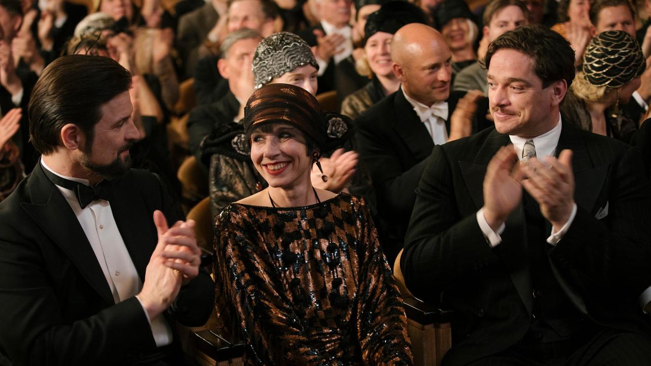 Die Filmschauspielerin Esther Kasabian (Meret Becker, Mitte) mit ihrem Mann, der "Armenier" (Mišel Matičevićs) und seinem Partner Walter Weintraub (Ronald Zehrfeld, re.) bei der Filmpremiere von "Dämonen der Finsternis".