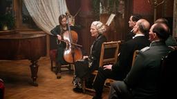 Malu Seegers (Saskia Rosendahl, li.) gibt bei Annemarie Nyssen (Marie Anne Fliegel, 2. v. li.) und ihren Gästen ein Konzert.