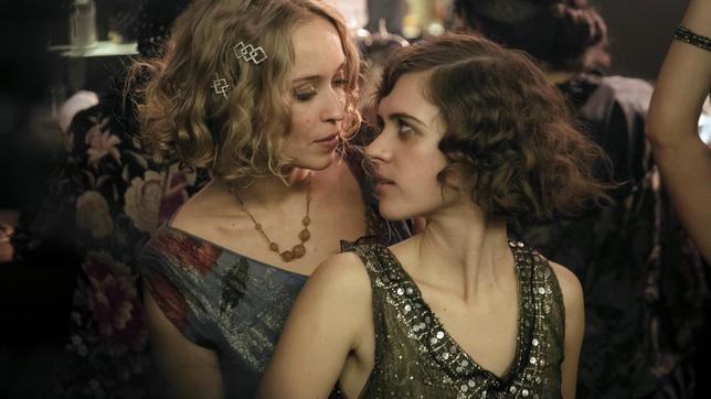 Bild: X Filme Creative Pool/ARD Degeto/WDR/Sky/Beta Film 2019/Frédéric Batier Charlotte (Liv Lisa Fries, re.) und Vera (Caro Kult) amüsieren sich.