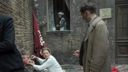 Gereon Rath (Volker Brucht) befragt Dr. Völcker (Jördis Triebel), die Verletzte bei den Mai-Unruhen versorgt.