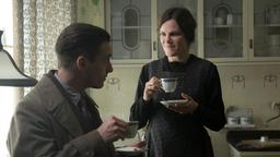 Gereon Rath (Volker Bruch) trinkt bei Witwe Behnke (Fritzi Haberlandt) einen Kaffee.
