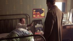 Gereon Rath (Volker Bruch) überrascht Katelbach (Karl Markovics) im Bett.