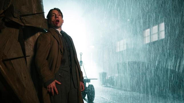 Bild: X Filme Creative Pool/ARD Degeto/WDR/Sky/Beta Film 2019/Frédéric Batier Gereon Rath (Volker Bruch) verfolgt das Phantom und wird dabei schwer verletzt.