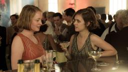 Greta (Leonie Benesch) wird von ihrer Freundin Charlotte Ritter (Liv Lisa Fries) ins Treiben des Moka Efti eingeführt.