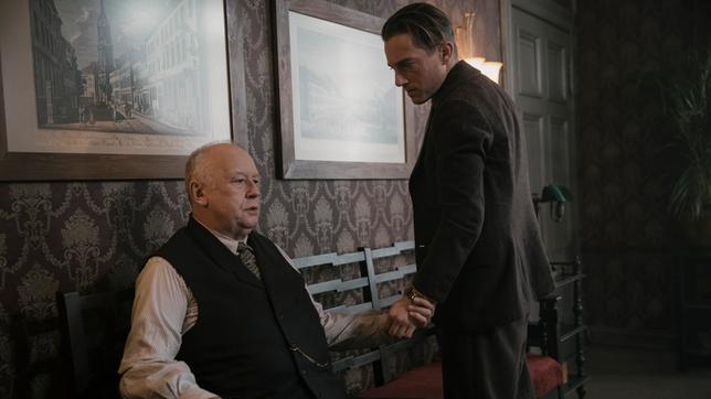 Bild: X Filme Creative Pool/ARD Degeto/WDR/Sky/Beta Film 2019/Frédéric Batier Polizeipräsident Karl Zörgiebel (Thomas Thieme) beauftragt Kriminalkommissar Gereon Rath (Volker Bruch) den Mord an der Schaupspielerin Betty Winter aufzuklären.