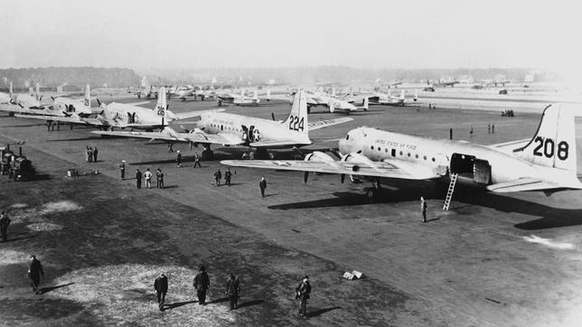 Bild: picture alliance/dpa/UPI | UPI Das Foto aus dem Jahr 1948 zeigt zahlreiche Versorgungsflugzeuge nach der Landung auf dem Flugplatz in Berlin Gatow.