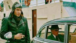 Fähre – Wolfgang Berns (Max Riemelt) berichtet Otto John (Sebastian Blomberg) was er herausgefunden hat bei seinen Recherchen.