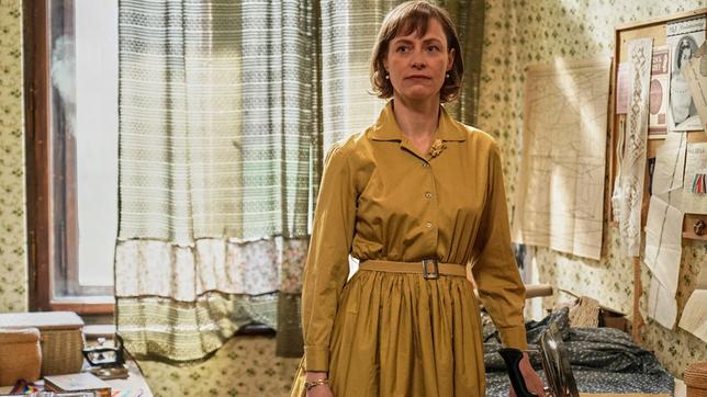 Bild: ARD/Odeon Fiction/Zuzana Panská Gerd Schmidt findet heraus, dass seine Frau Else (Katharina Marie Schubert) die Familie verlassen möchte.