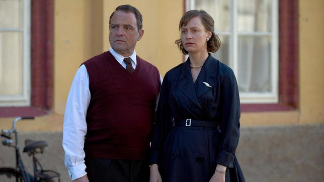 Bild: ARD/Odeon Fiction/Zuzana Panská Gerd Schmidt (Jürgen Maurer) und Else Schmidt (Katharina Marie Schubert) schauen ihrer Tochter Toni nach.