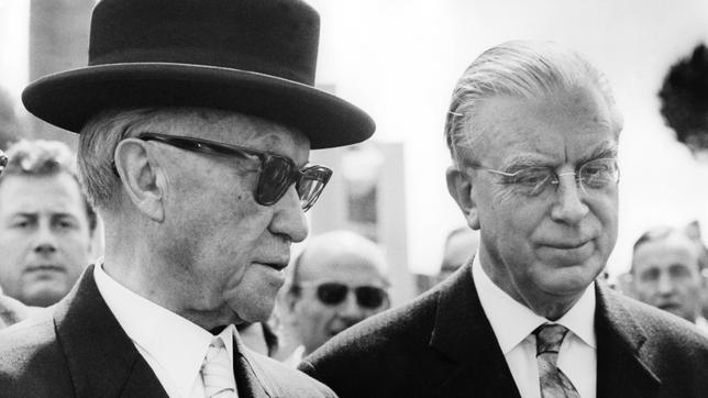 Bild: picture alliance/dpa | UPI Bundeskanzler Konrad Adenauer (r.) und sein engster Vertrauter Hans Globke, Staatssekretär im Kanzleramt; Aufnahme vom Januar 1963