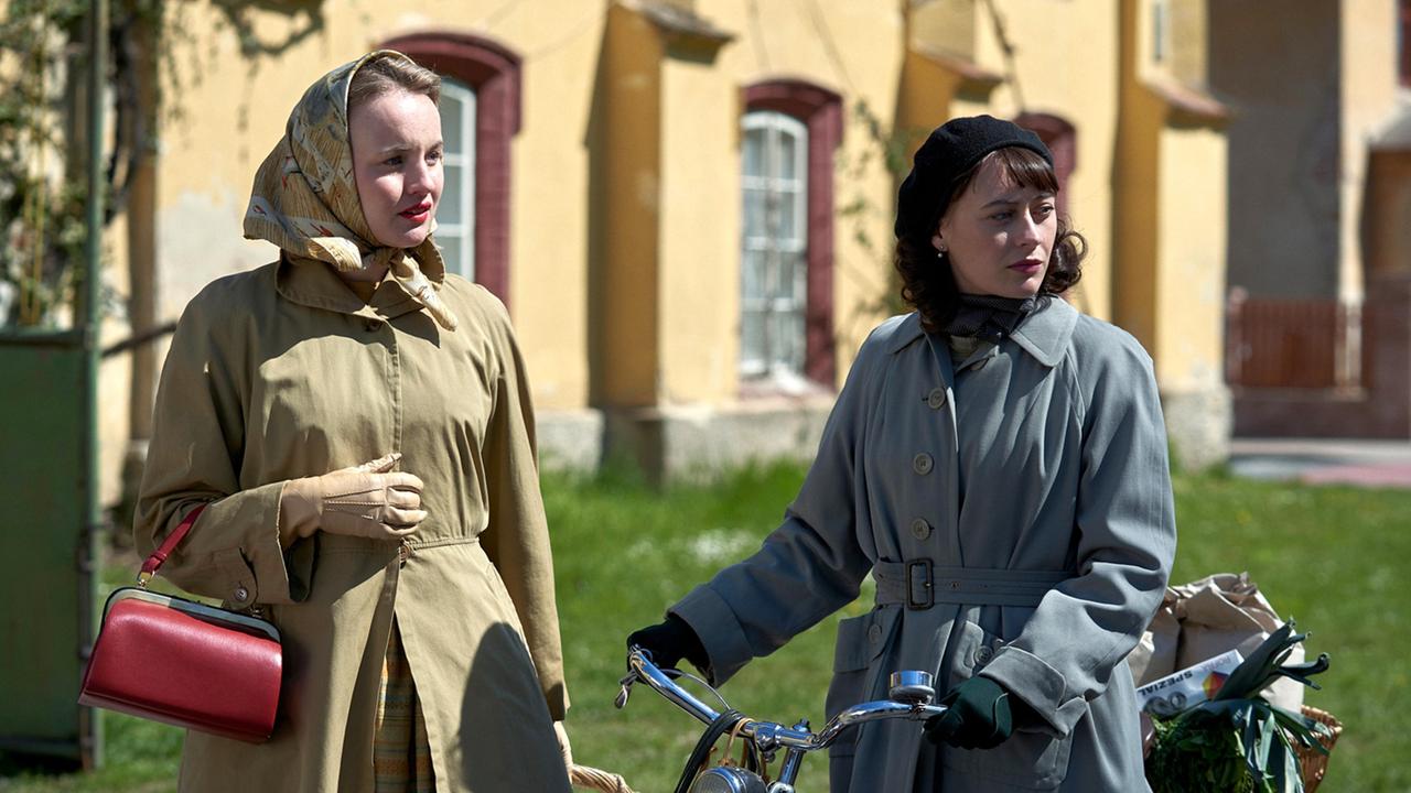 Ingrid (Luise von Finckh, l.) und Toni (Mercedes Müller) sehen ihre Mutter bei Noah Berret im Wagen sitzen.