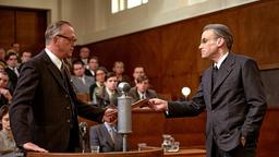 Joseph von Waidburg (Carl Achleitner) wird von Otto John (Sebastian Blomberg) gebeten im Prozess aus seinen Tagebüchern vorzulesen.