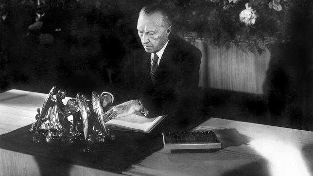Der Präsident des Parlamentarischen Rates, Dr. Konrad Adenauer, bei der Unterzeichnung des Grundgesetzes am 23. Mai 1949. 