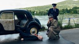 RHEINPROMENADE - Otto John (Sebastian Blomberg, r. vorne) bestätigt Dienstleiter Gülzow (Jens-Peter Fiedler, r. hinten), dass die Leiche sein Fahrer Manfred (Moritz Fischer, liegend) ist.