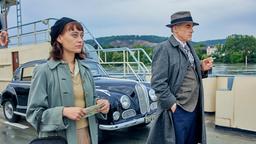 Toni (Mercedes Müller) erzählt John (Sebastian Blomberg) von einem Geheimtreffen auf dem Ball der Industrie.