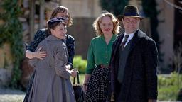 Toni (Mercedes Müller) wird von ihrer Familie (Katharina Marie Schubert, Luise von Finckh, Jürgen Maurer) willkommen geheißen.