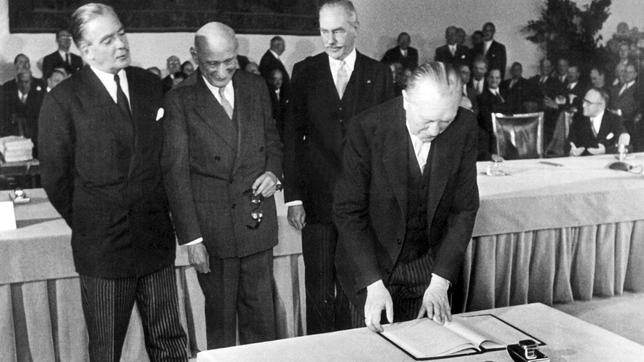 Bild: picture-alliance / dpa | Heinz_Bogler Am 26. Mai 1952 haben die Außenminister der drei Westmächte, Sir Anthony Eden (Großbritannien), Robert Schuman (Frankreich) und Dean Acheson (USA) (hinten v.l.n.r.), sowie Bundeskanzler und Außenminister Dr. Konrad Adenauer im Bonner Bundesratssaal den Deutschlandvertrag und die Zusatzverträge feierlich unterzeichnet.