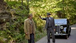 Wolfgang Berns (Max Riemelt) bedroht Alois Brunner (André Eisermann) im Wald mit einer Waffe.