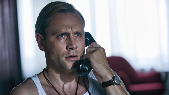 Bild: ARD/Odeon Fiction/Kai Schulz Wolfgang Berns (Max Riemelt) erhält einen Anruf vom Mossad.