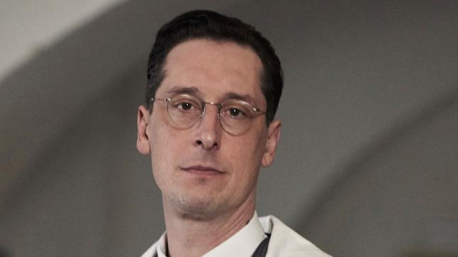 Bild: ARD/Julie Vrabelova Hans Löw als Dr. Adolphe Jung