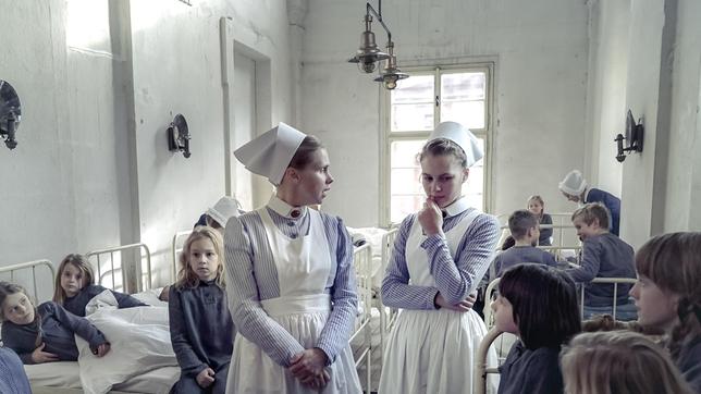Wärterin Edith (Tanja Schleiff) zeigt der neuen Hilfswärterin Ida (Alicia von Rittberg) die Kinderstation.