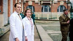 Dr. Ella Wendt (Nina Gummich) und Dr. Alexander Nowack (Max Wagner) schauen entsetzt zum Humboldhafen - der erste Mauertote wird aus dem Wasser geborgen.