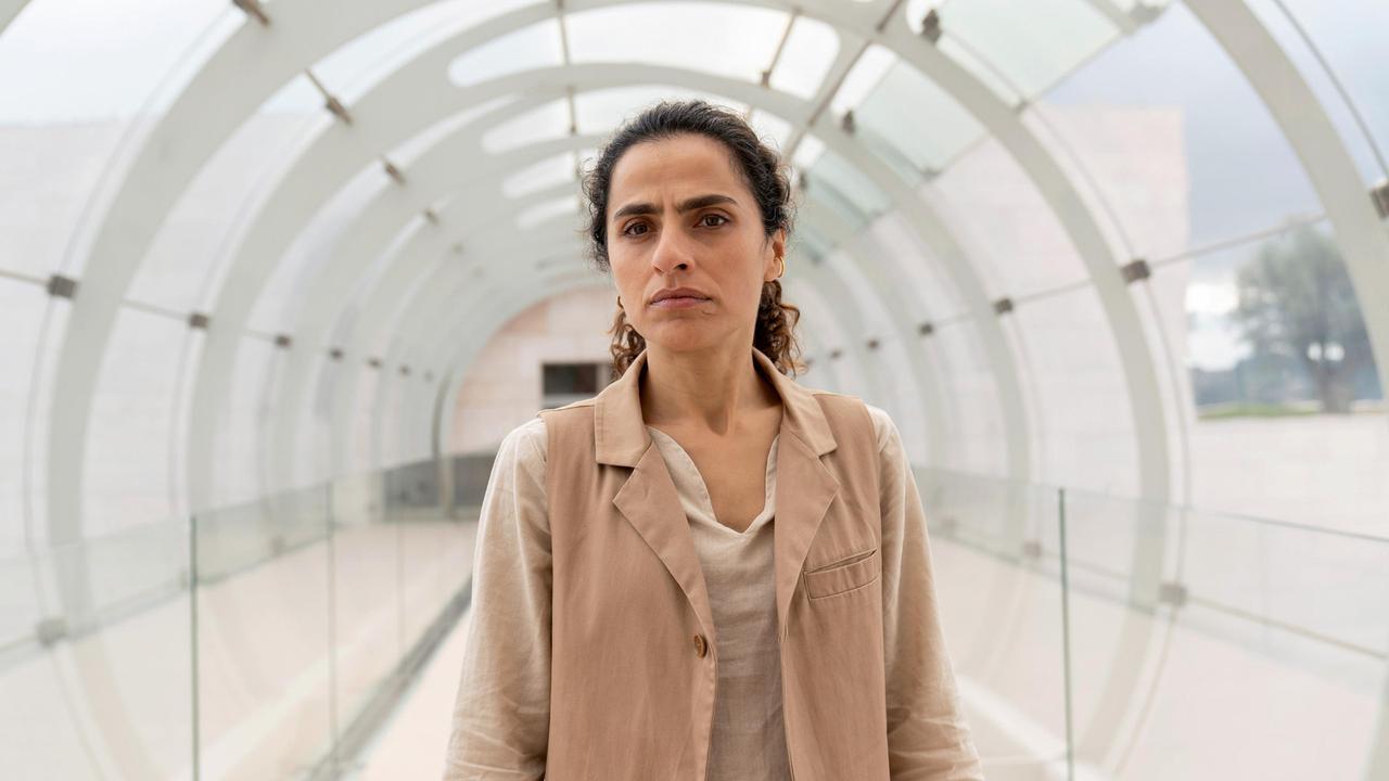 Dr. Maral Safadi (Sesede Terziyan) auf dem Weg zur Station.