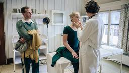 Leistungsturnerin Katharina (Lilly von Klitzing) und ihr Trainer Hajo Brennscheidt (Peter Miklusz) suchen Hilfe bei Dr. Ingeborg Rapoport (Nina Kunzendorf).