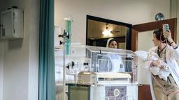Neugeborenen-Sepsis: Kinderärztin Ingeborg Rapoport (Nina Kunzendorf) gibt Schwester Arianna (Patricica Meeden, im HG) Anweisungen und rennt mit dem todkranken Baby auf dem Arm los zur Neonatologie.