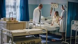 Neugeborenen-Sepsis: Prof. Helmut Kraatz (Uwe Ochsenknecht) spricht mit Patientin Sophie Meister (Pia-Micaela Barucki) über ihr schwerkrankes Baby.