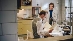 Prof. Otto Prokop (Philipp Hochmair) ist sauer. Dr. Ella Wendt (Nina Gummich) hat medizinische Gerät bestellt ohne seine Erlaubnis.