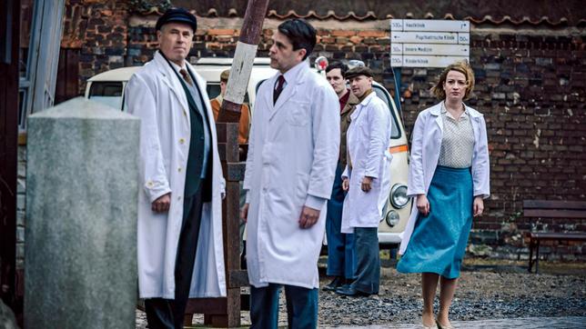 Bild: ARD/Stanislav Honzik Vor der Charité fallen Schüsse. Dr. Ella Wendt (Nina Gummich) eilt nach draußen.