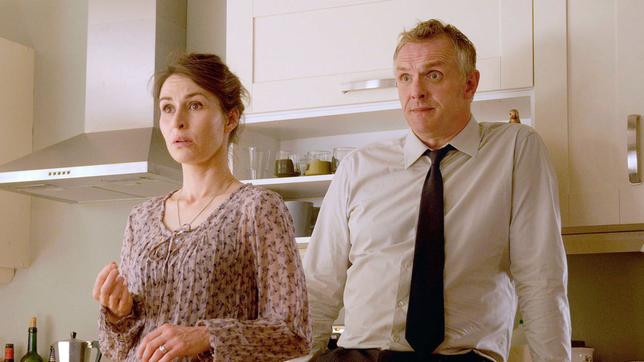 Cuckoo: Rachels Eltern Ken (Greg Davies) und Lorna (Helen Baxendale) sind überrascht.