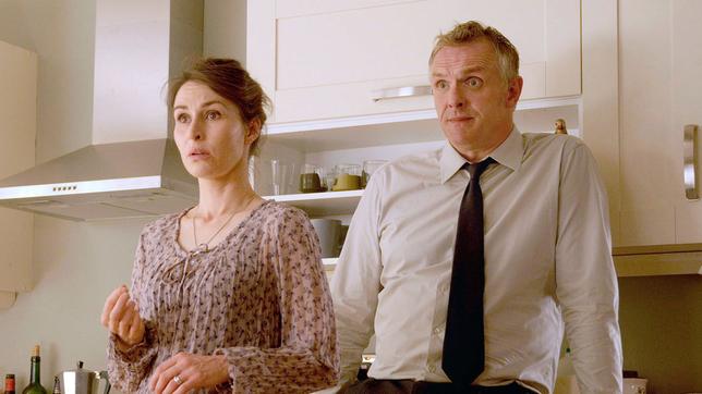Bild: ARD/Roughcut Television Ltd/Repro Cuckoo: Rachels Eltern Ken (Greg Davies) und Lorna (Helen Baxendale) sind überrascht.