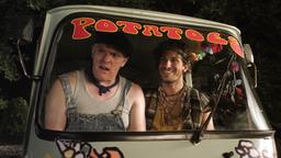 Cuckoo: Ken (Greg Davies) und sein Schwiegersohn Cuckoo (Andy Samberg) in einem kleinen Imbisswagen.