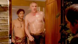 Cuckoo:  Ken (Greg Davies) und Cuckoo (Andy Samberg) sind in Partystimmung.