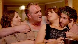 Cuckoo:  Der zufällige Ecstasy-Konsum von Ken (Greg Davies) mit Lorna (Helen Baxendale.), Rachel (Tamla Kari) und Cuckoo (Andy Samberg).