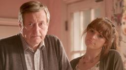 Cuckoo: Opa Tony (Philip Jackson.), und Rachel (Tamla Kari) wollen die verschwundene Katze suchen.