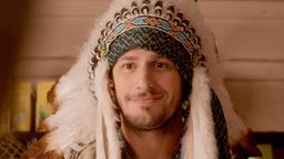 Cuckoo: Cuckoo (Andy Samberg) im Indianer-Outfit.