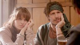 Cuckoo: Cuckoo (Andy Samberg) und Rachel (Tamla Kari) können nicht glauben, dass Ken die Katze erschossen hat.