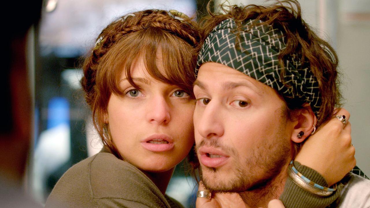 Cuckoo: Cuckoo (Andy Samberg) und Rachel (Tamla Kari) sind nicht rechtmäßig verheiratet.