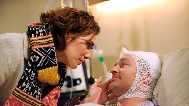 Bild: BR/Marco Orlando Pichler Fanny und Gregor schließen sich unendlich erleichtert wieder in die Arme. Von links: Fanny Brunner (Katrin Lux) und Gregor Brunner (Holger Matthias Wilhelm). Weiteres Bildmaterial finden Sie unter www.br-foto.de.
